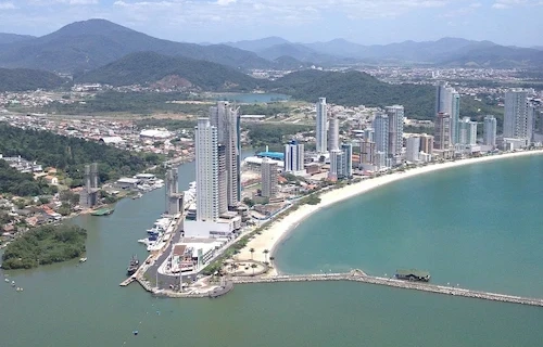 Vista panorâmica da Praia em Florianópolis, Santa Catarina, ideal para trabalho remoto com qualidade de vida.