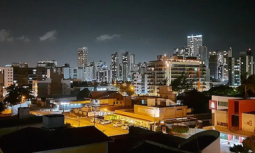 Orla de João Pessoa, Paraíba, com mar tranquilo e cenário ideal para quem busca trabalhar remotamente no Nordeste.