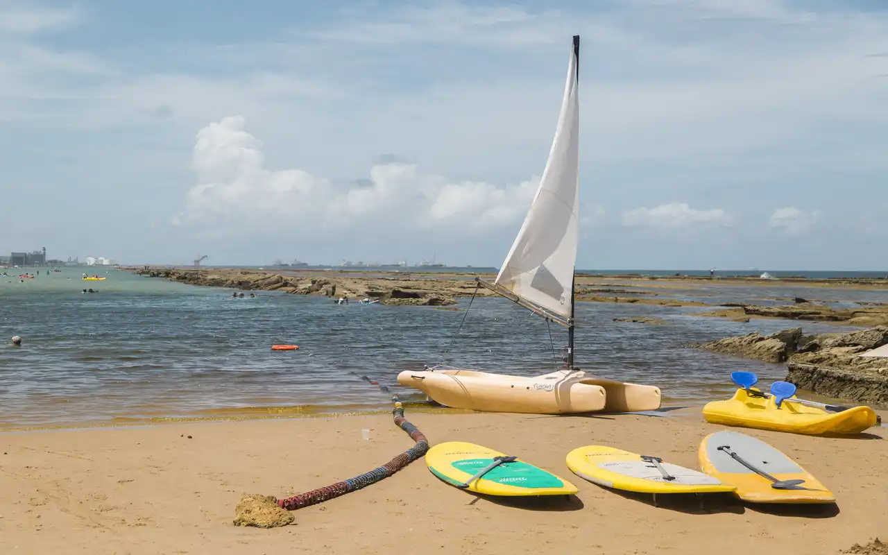 Praia de Muro Alto com mar calmo para pratica de esportes