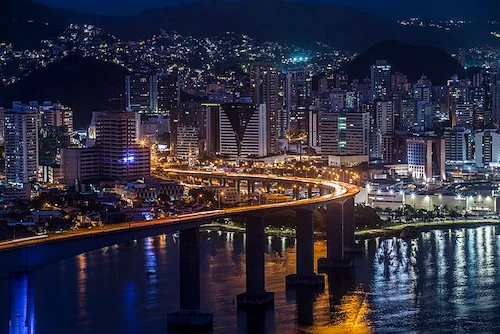 Vista aérea de Vitória, Espírito Santo, com litoral urbano e excelente infraestrutura para trabalho remoto