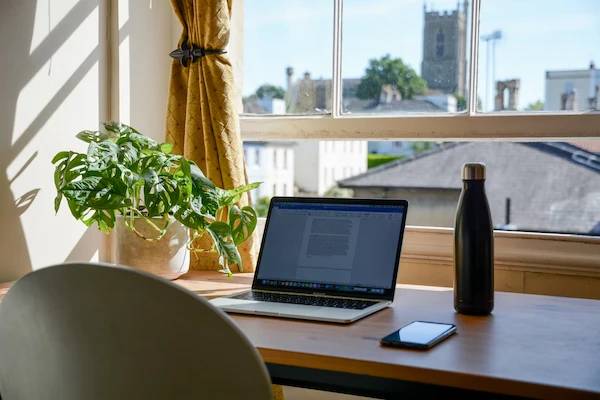 Descubra as melhores cidades para trabalhar remotamente no Brasil com paisagens incríveis, internet de qualidade e custo de vida acessível. Inspire-se e escolha seu próximo destino!