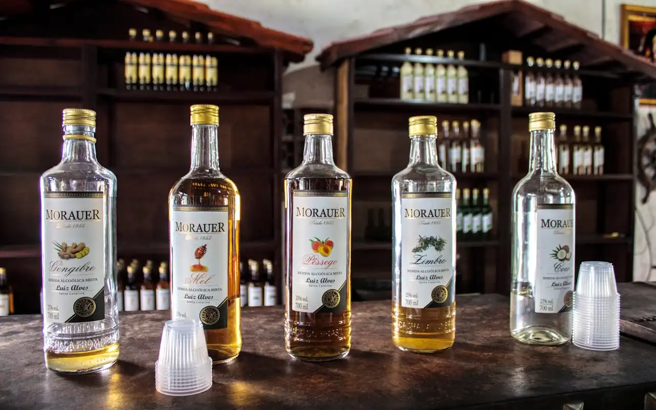 Mesa com cachaça para apreciar
