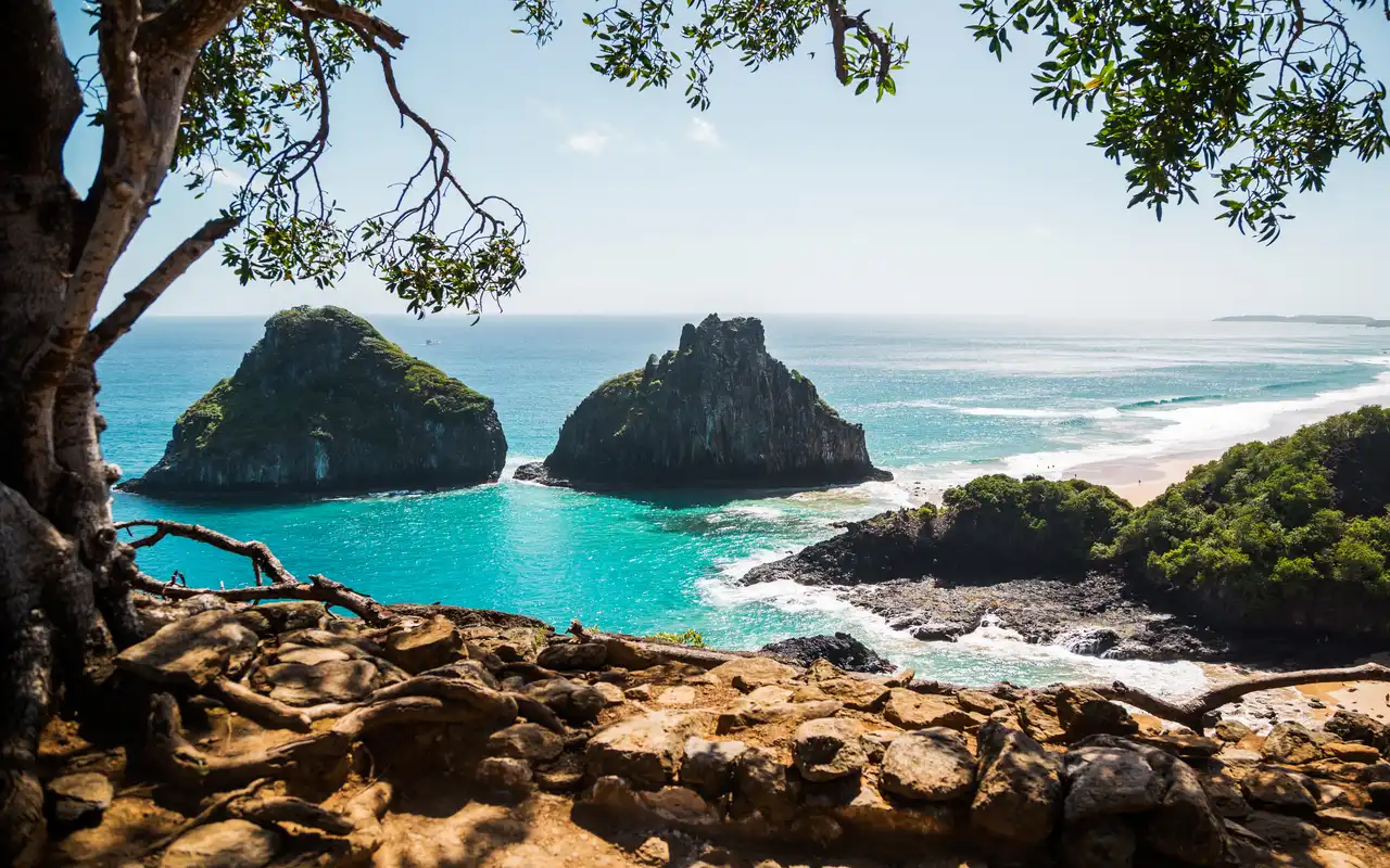 Mirante da Baía do Sancho em Fernando de Noronha, com águas transparentes e falésias, eleita a melhor praia do mundo