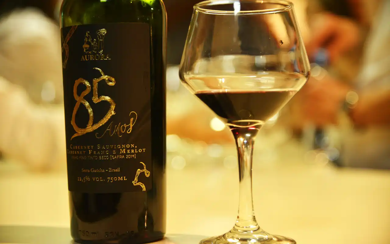 Vinho tinto e taça elegante Aurora em Bento Gonçalves