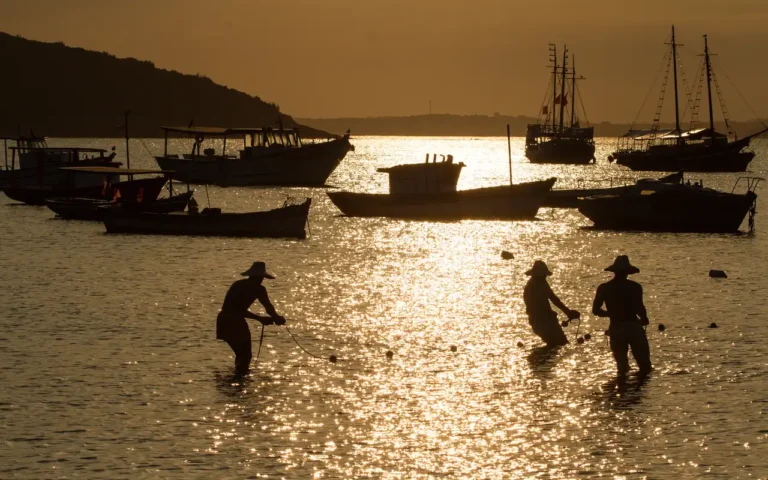Melhores praias de Búzios RJ - Monumento Três Pescadores