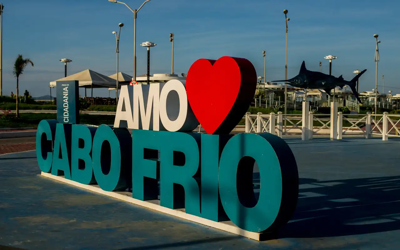 Letreiro com Eu Amo Cabo Frio