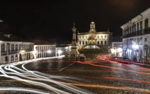 Praça Tiradentes em Ouro Preto com vista Noturna