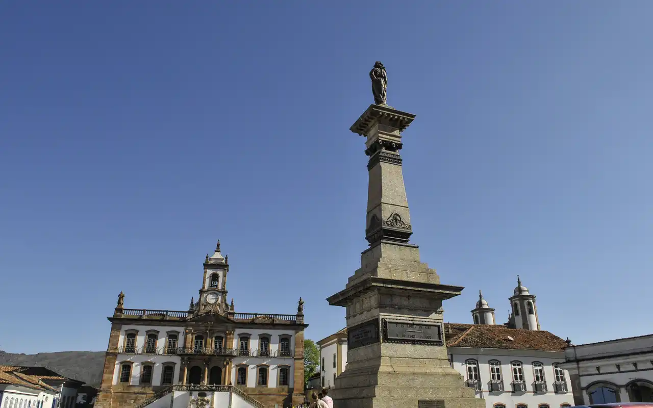 Vista da praça Tiradentes na cidade de Ouro Preto, MG