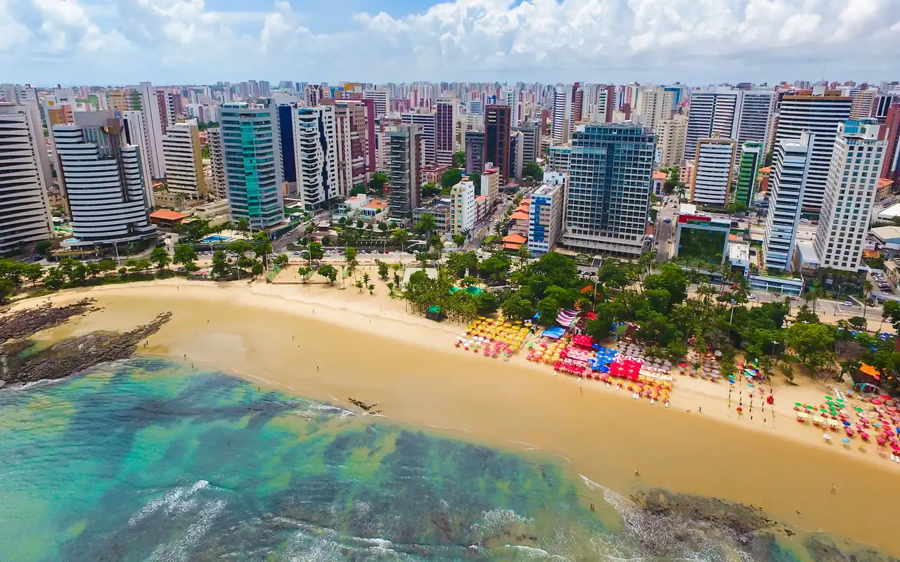 Praia do Meireles com a mará baixa e com suas piscinas naturais em Fortaleza