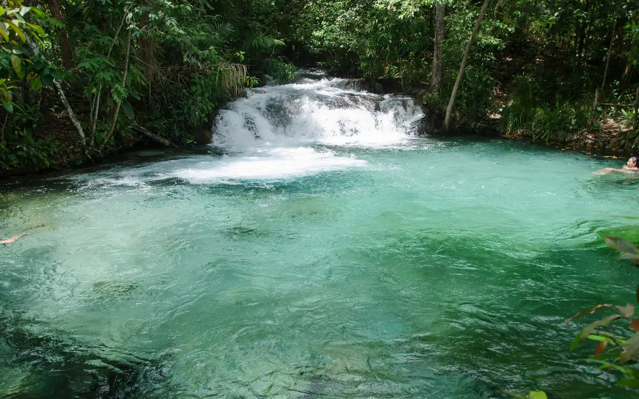 A Cachoeira da Formiga encanta com suas águas verde-esmeralda de beleza deslumbrante