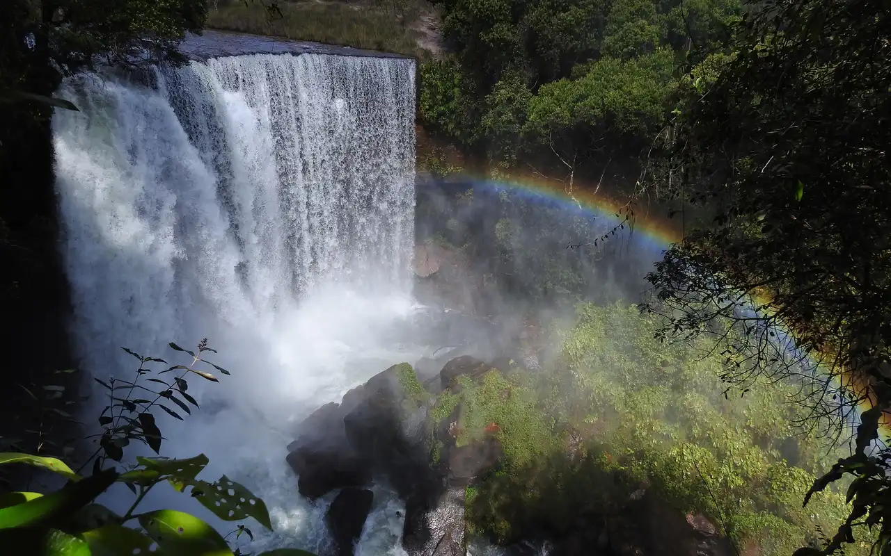 Vista da Cachoeira da Fumaça no Jalapão, com seu grande volume de água, é uma experiência que precisa estar planejada no seu roteiro e orçamento