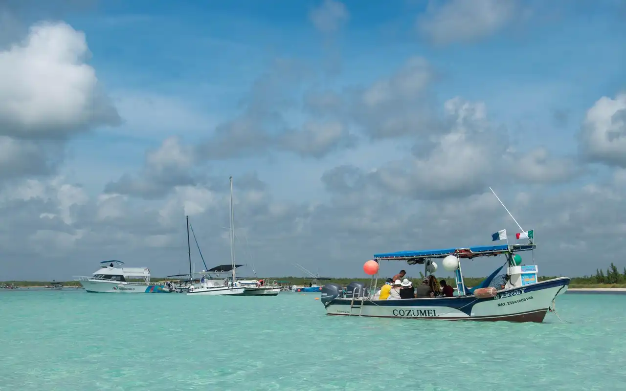 Passeios de catamarã a beira mar