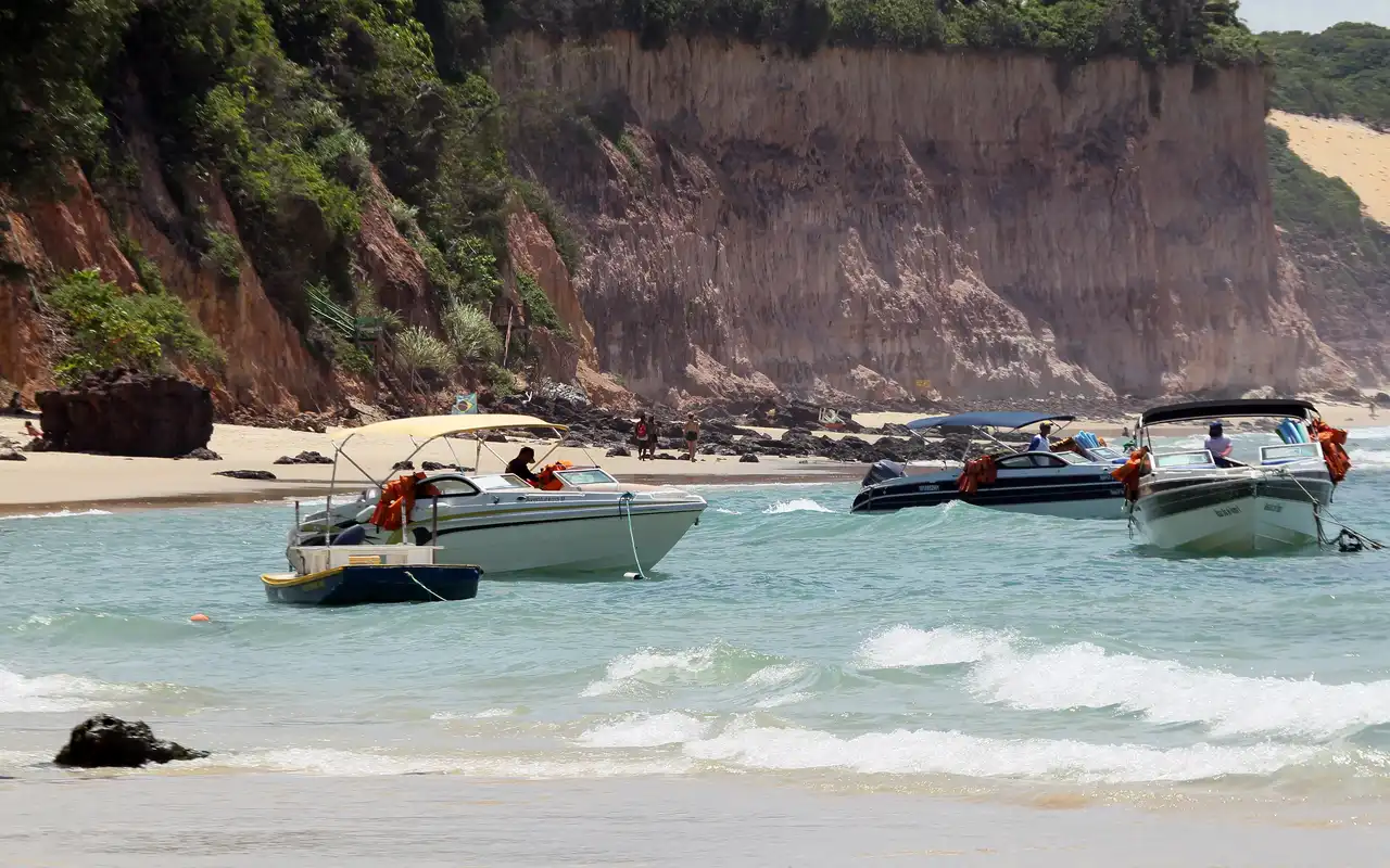Vista da Praia do Centro com embarcações para os passeios
