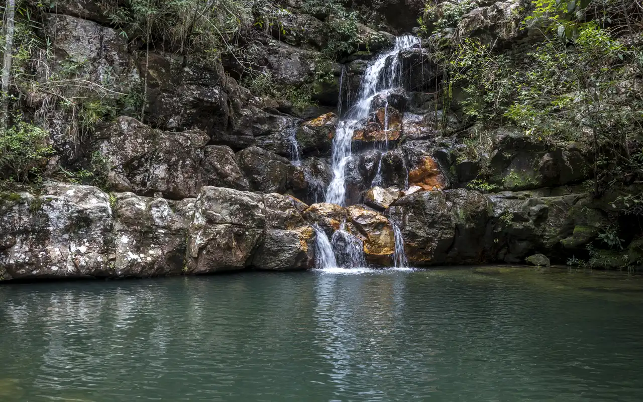 Com poços de um tom verde-esmeralda inconfundível e trilha de fácil acesso, o complexo das Loquinhas não pode ficar de fora da sua lista de melhores cachoeiras da Chapada dos Veadeiros