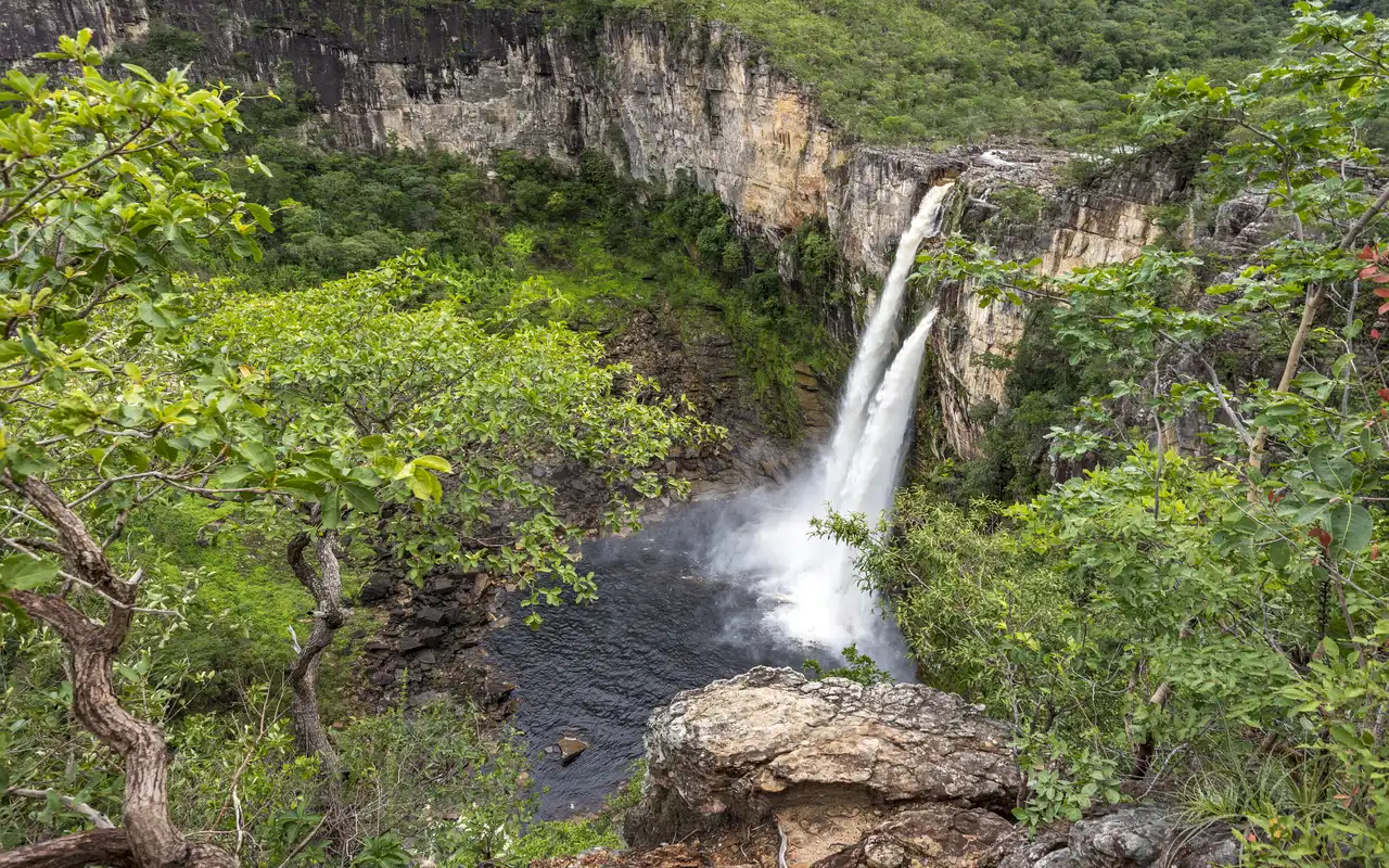 Salto do Rio Preto, Chapada dos Veadeiros: uma queda d'água de 120 metros, um dos cartões-postais mais famosos do Parque Nacional