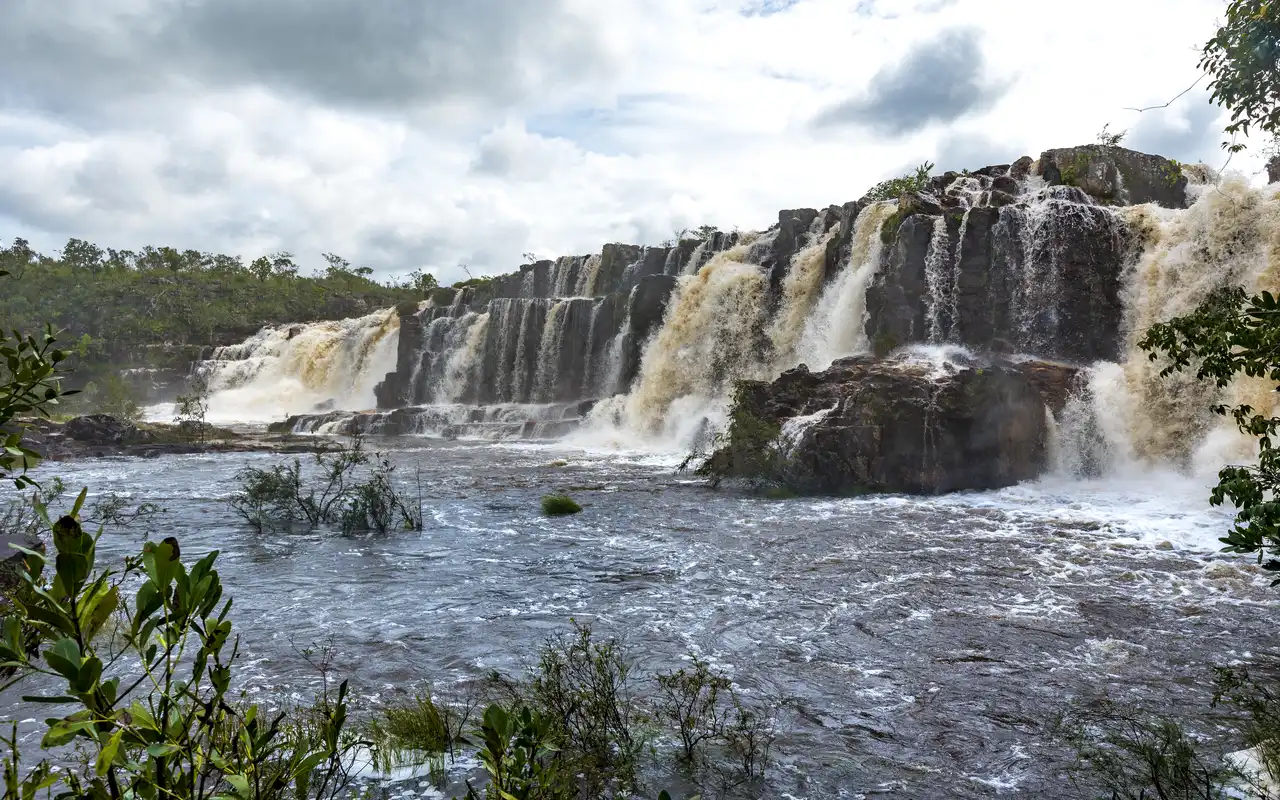 Cataratas dos Couros, Chapada dos Veadeiros: um dos maiores complexos de cachoeiras da região, com múltiplas quedas em meio à trilha mais intensa do roteiro