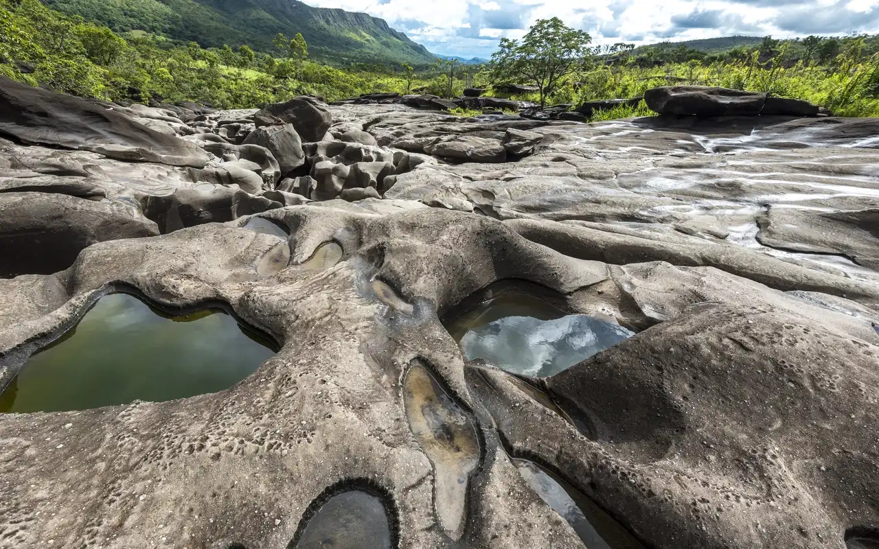 Vale da Lua, Chapada dos Veadeiros: formações rochosas esculpidas por milhões de anos pelo Rio São Miguel, criando um cenário que parece ter saído de outro planeta