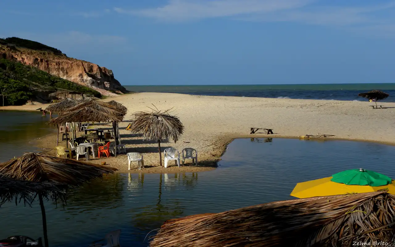 Vista panorâmica do encontro do rio com o mar na Praia Bela, próximo a João Pessoa
