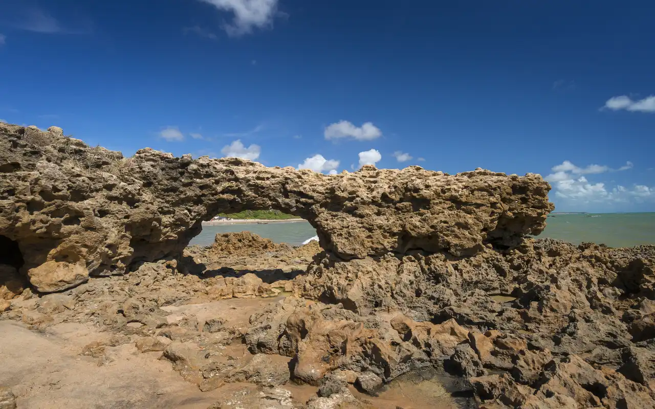 Famosa Pedra Furada na Praia do Amor, refúgio no litoral sul paraibano