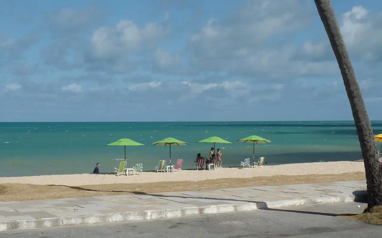 Mar esverdeado na Praia de Manaíra, uma das opções comerciais nas praias de João Pessoa