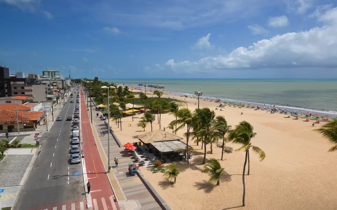 Vista aérea da orla de Tambaú com coqueiros, uma das melhores praias de João Pessoa