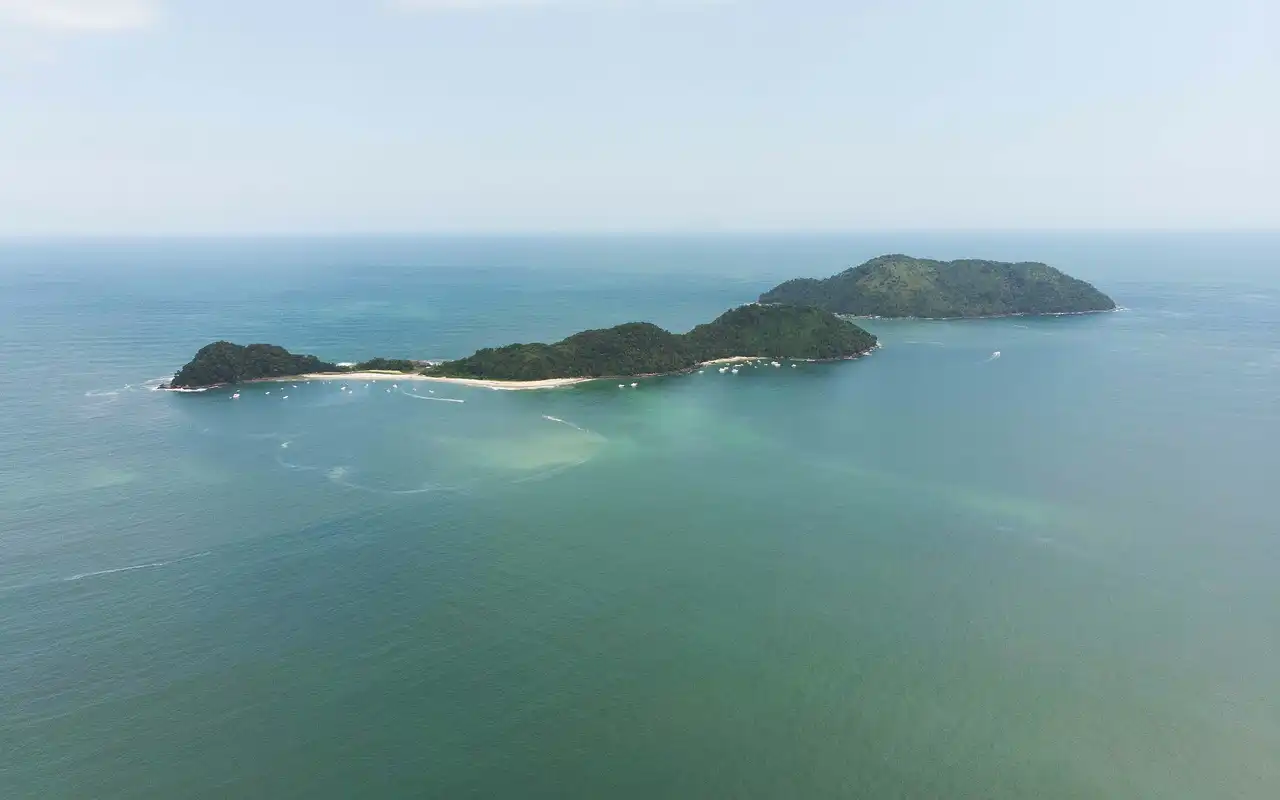 Águas cristalinas e areia clara em As Ilhas. O passeio de barco até o arquipélago é uma das opções mais inesquecíveis de o que fazer em São Sebastião.