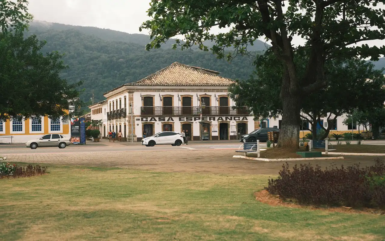 Casarões coloniais no Centro Histórico, a melhor opção de onde ficar barato em São Sebastião. Região charmosa com pousadas econômicas, comércio e fácil acesso à balsa.