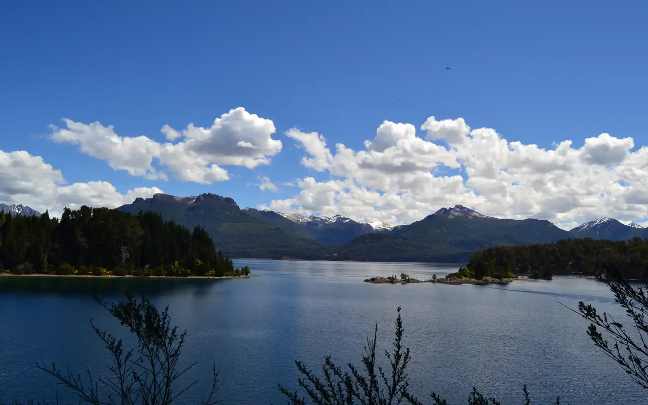 Paisagem de montanhas em Bariloche, um dos melhores países para viajar na América do Sul onde o real vale mais