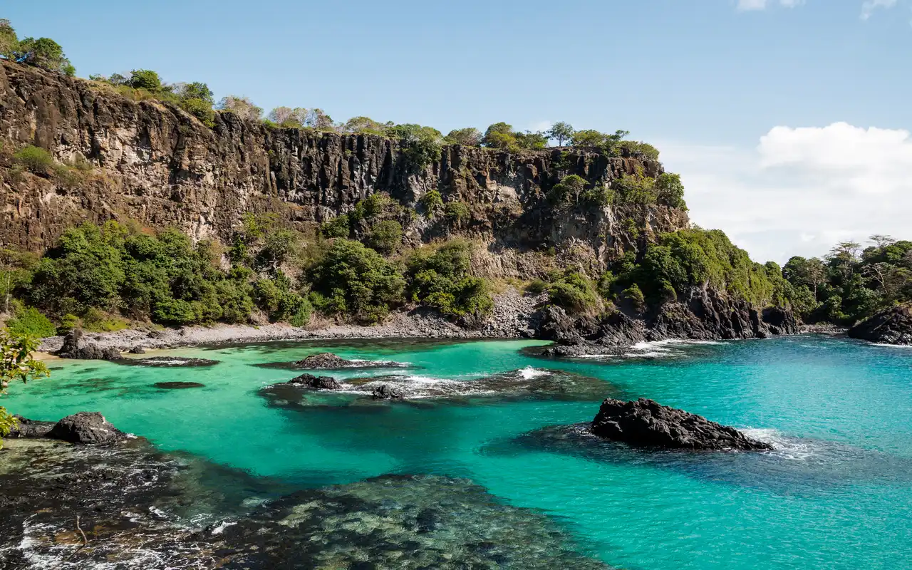 Águas cristalinas da Baía dos Porcos; o ingresso do Parque Nacional (PARNAMAR) é obrigatório para acessar esta área de Fernando de Noronha