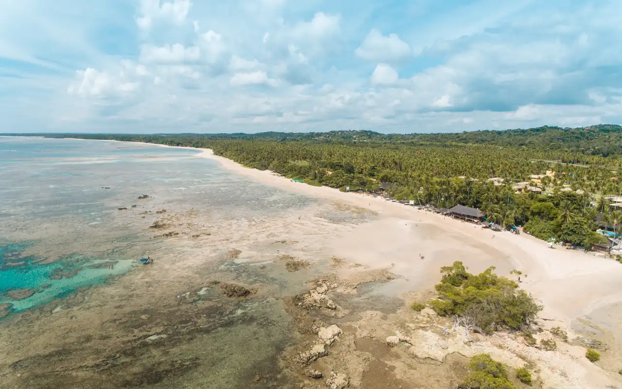 Extensa faixa de areia deserta e grandes piscinas naturais na Quarta Praia em Morro de São Paulo