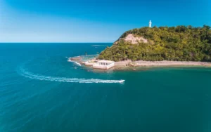 Conhecer o a ruina do forte de Tabirandu, com o farol de fundo, está entre os passeios para fazer em Morro de São Paulo