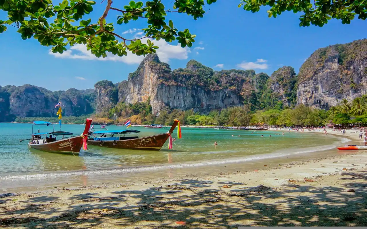Praia paradisíaca na Tailândia, um dos países baratos para viajar na Ásia com excelente custo de vida
