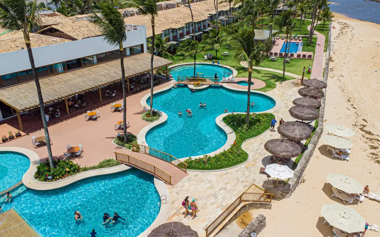 Piscinas e toboáguas no Arraial d'Ajuda Eco Parque, atração para famílias