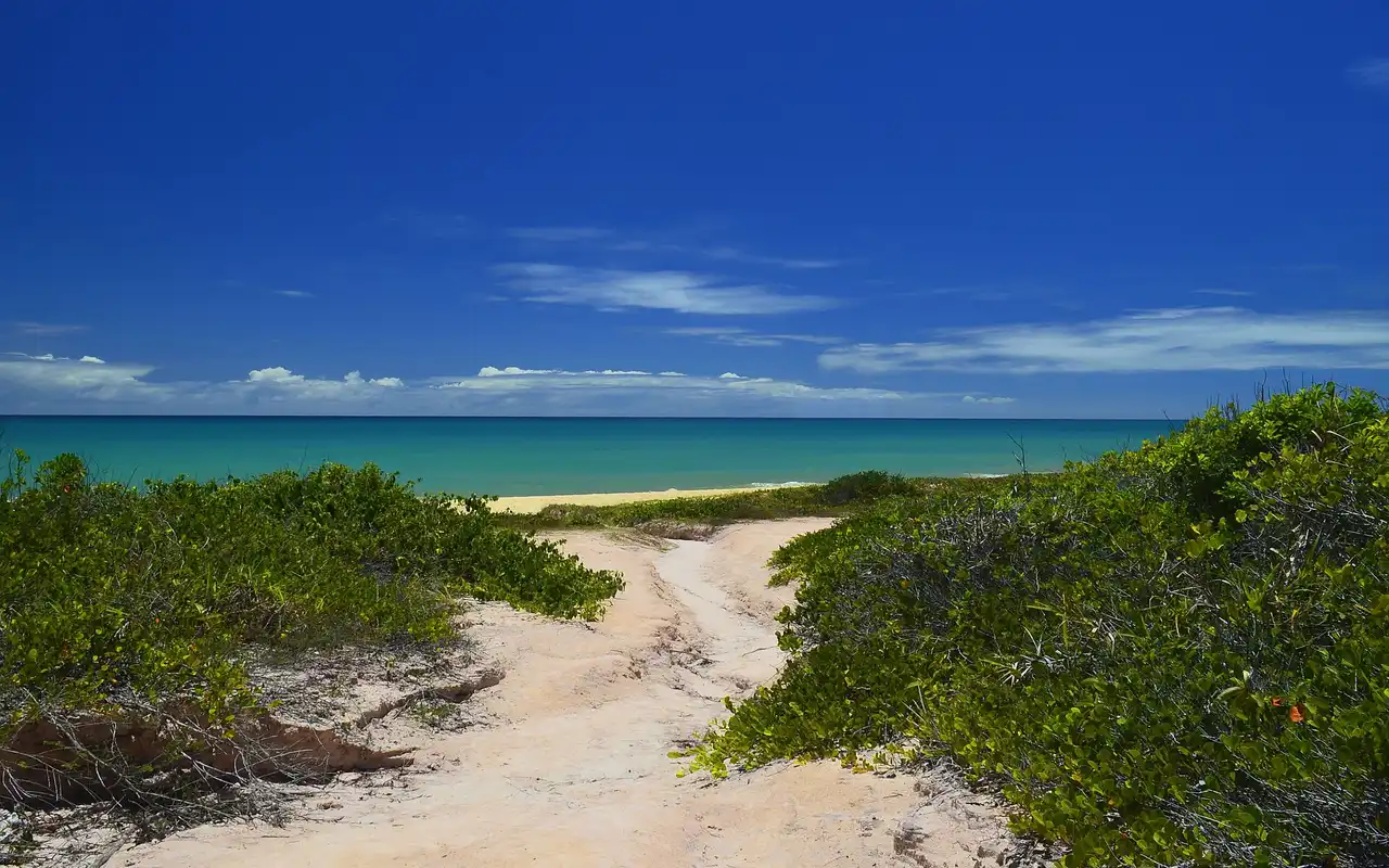 Mar calmo e piscinas naturais na Praia do Mucugê em Arraial d'Ajuda