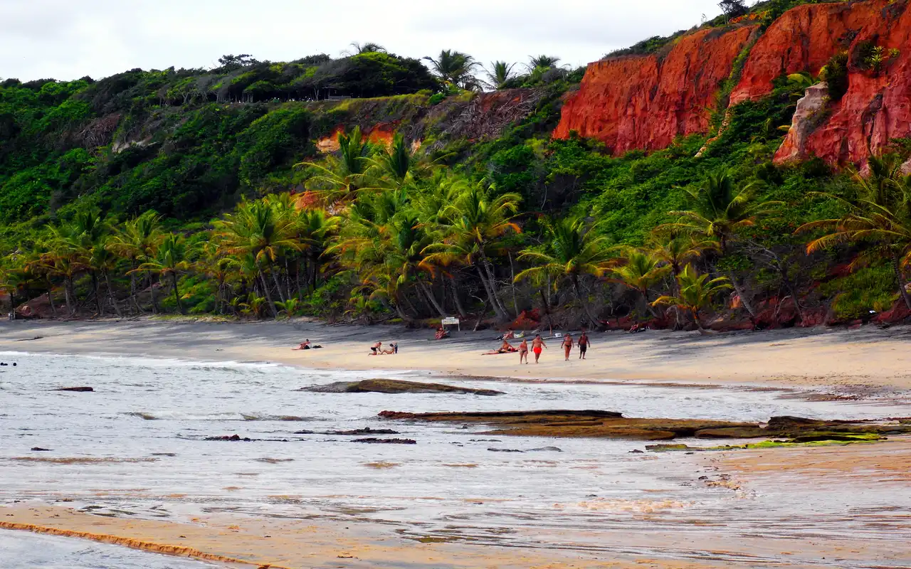 Praia da Pitinga está entre as melhores praias de Arraial d'Ajuda com suas incríveis falésias