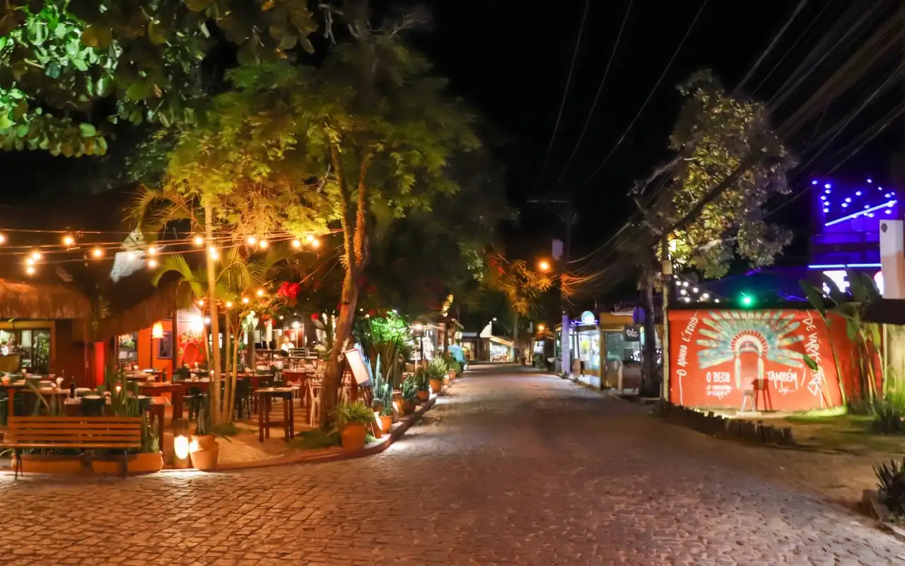 Movimento de bares e turistas na famosa Rua do Mucugê em Arraial d'Ajuda