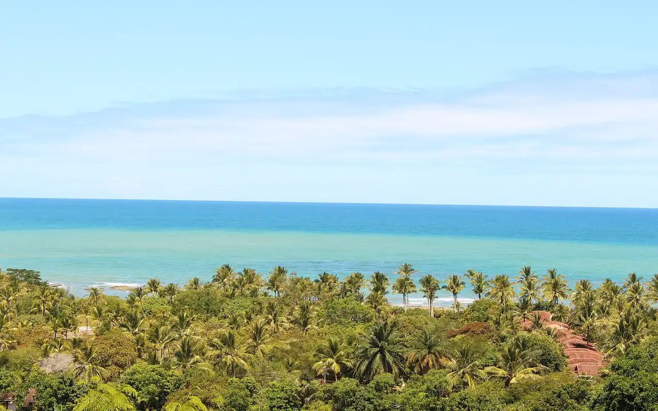 Vista panorâmica para o mar na região do Centro Histórico de Arraial d'Ajuda
