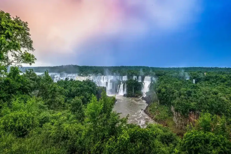 ista aérea de uma imensa catarata cercada pela natureza, imagem de capa do guia completo dos melhores lugares para viajar no Brasil
